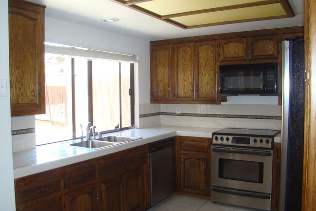 Building Photo - 3bd/2bath home in Vandenberg Village, Lompoc Ca