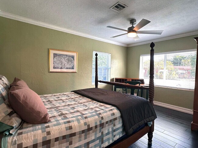 Building Photo - 525 NE 27th St