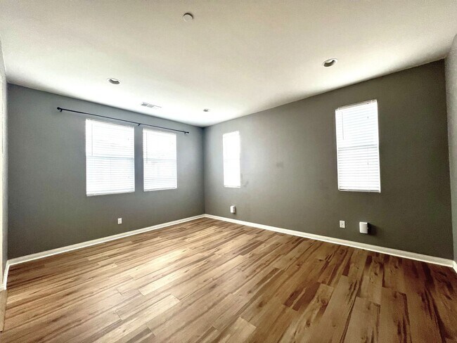 Building Photo - Modern Eastvale Home | 3 Bed | 2.5 Bath | 2-Car Garage | Pool & Gym | Solar Panels