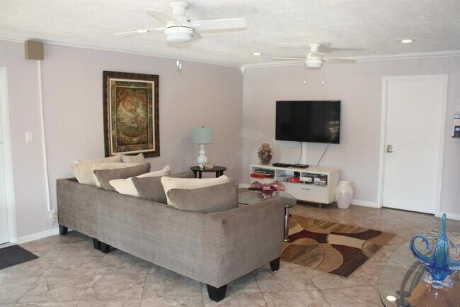 Building Photo - 639 W Oakland Park Blvd