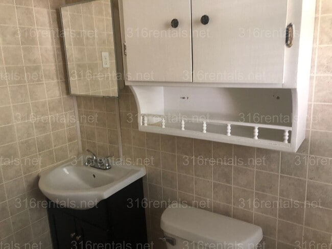 Building Photo - $875 - 2 bed 1 bath - Single Family Home