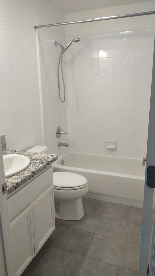 Building Photo - 6121 Lockridge Dr