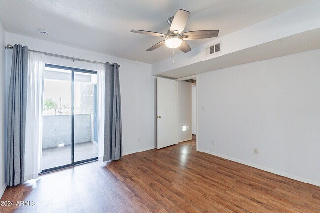 Building Photo - 850 S River Dr