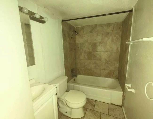 Building Photo - Cozy 1 Bedroom Apartment