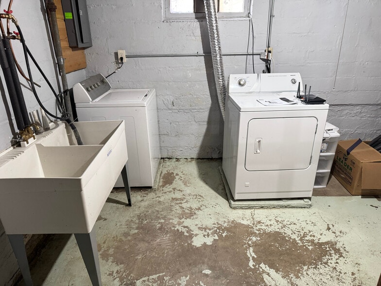 Building Photo - 3111 Arthur St NE