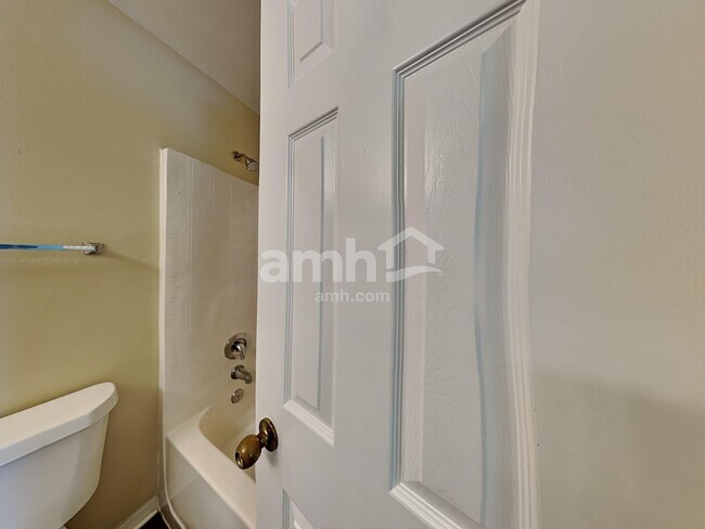 Building Photo - 130 Appleby St NE