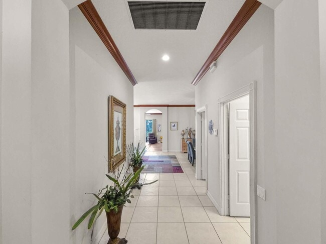 Building Photo - 5058 Glenville Dr