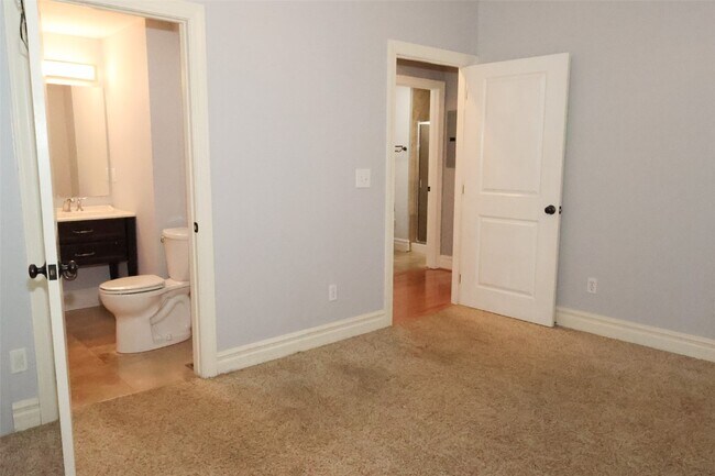 Building Photo - 757 Syracuse Ave