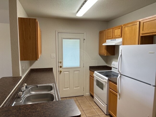 Building Photo - 2104 Schorn Dr