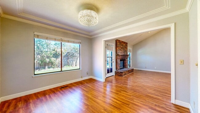 Building Photo - Well Maintain West Side Single Story 3 bedroom 2 bathroom home with 2 car garage