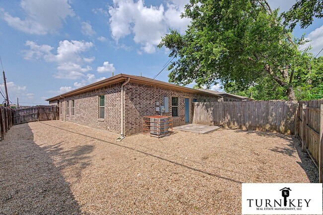 Building Photo - 8037-8039 Arbor