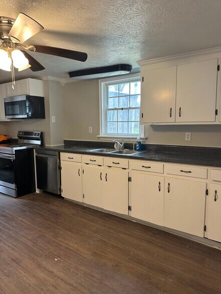 Building Photo - 617 Cassville Rd SE