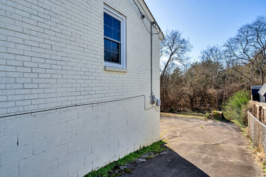 Building Photo - 3365 Hospital Ln