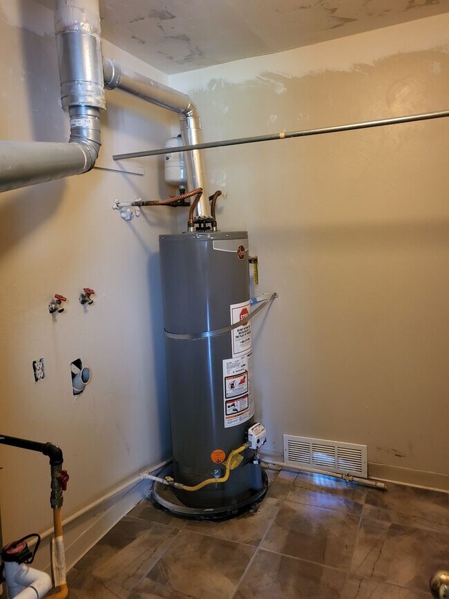 Building Photo - Angle View Duplex