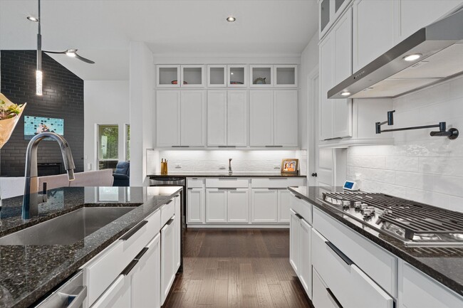Building Photo - Stunning 4-Bedroom Home in Northwest Austi...
