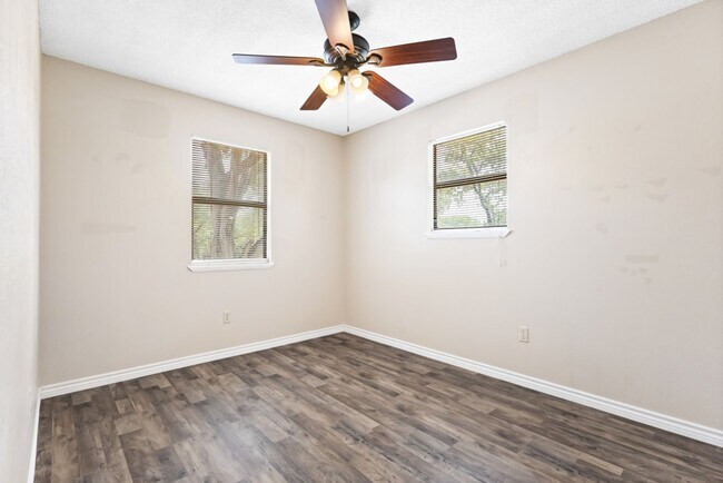 Building Photo - Move-In Ready 3-Bedroom Home in Beautiful Lakehills