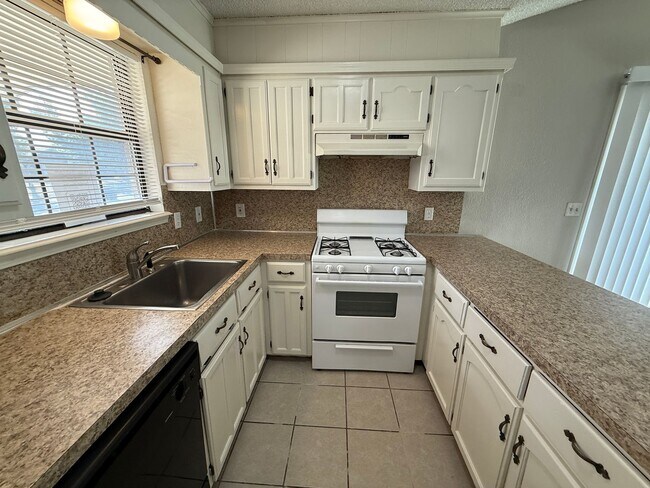 Building Photo - 5728 S Vancouver Ave