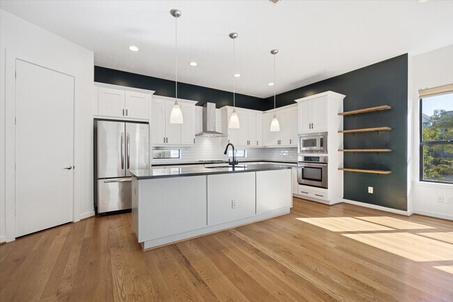 Building Photo - 5313 Lillian St