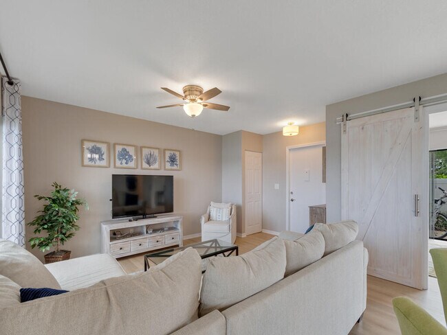 Building Photo - 3206 S Lakeview Cir