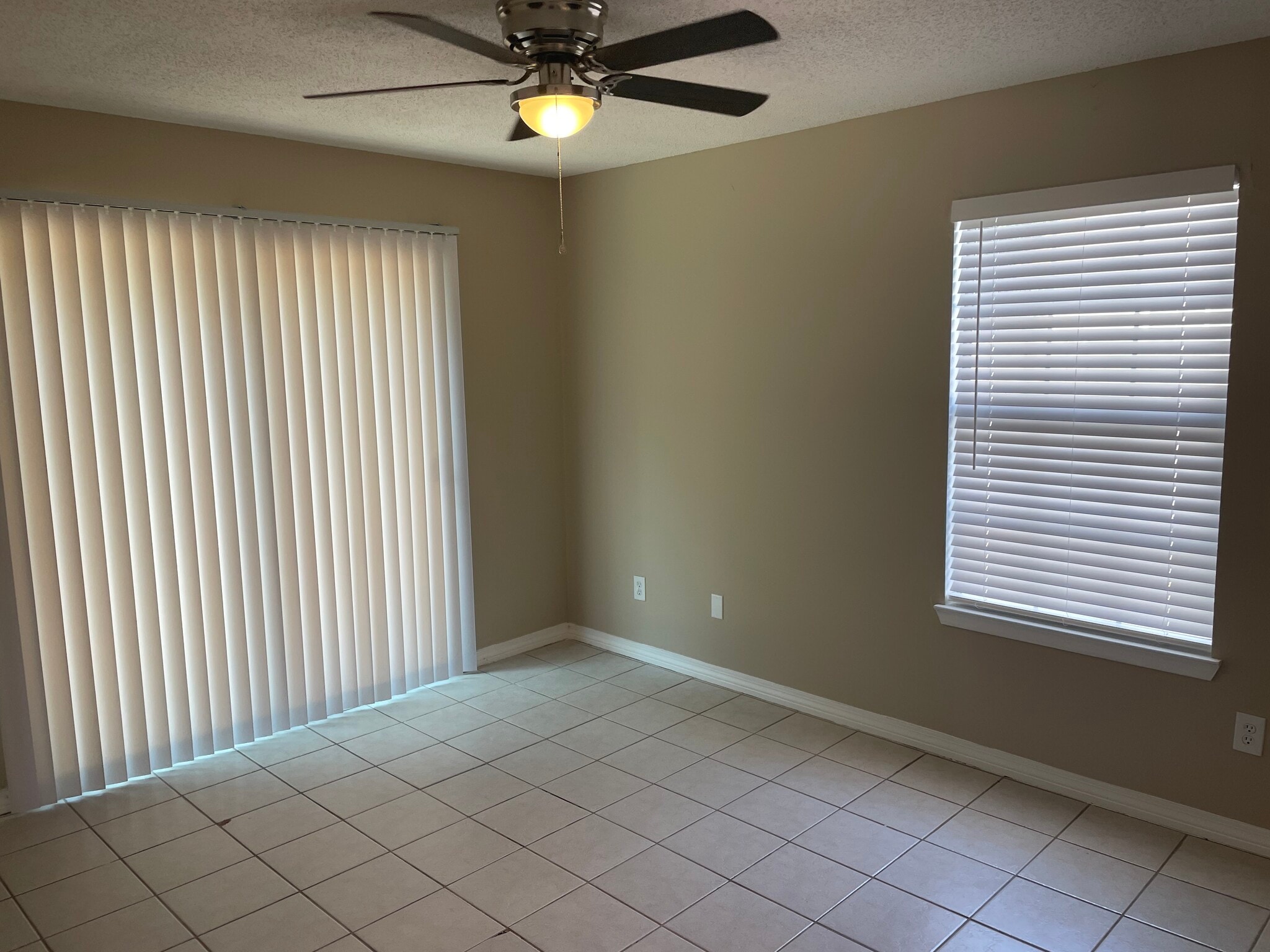 Building Photo - 426 Apple Dr