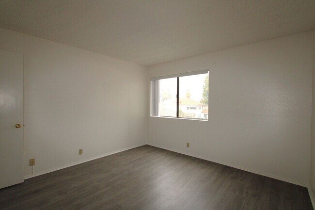 Building Photo - Upstairs 2-Bedroom Condo in South Redlands!