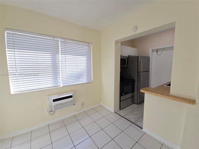 Building Photo - 1942 Monroe St