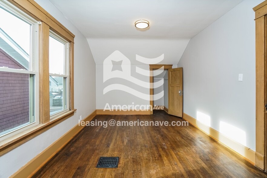 Building Photo - 1704 Flett Ave