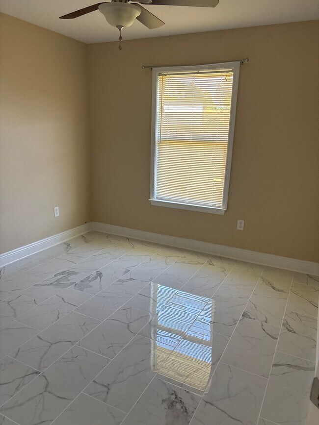 Building Photo - **Charming 3-Bedroom, 2-Bath Home for Rent in West Gulfport, MS!**