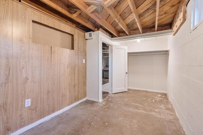 Building Photo - Adorable 2-bdrm/1-bath mid-century modern. Private backyard, sauna, washer/dryer, & more!