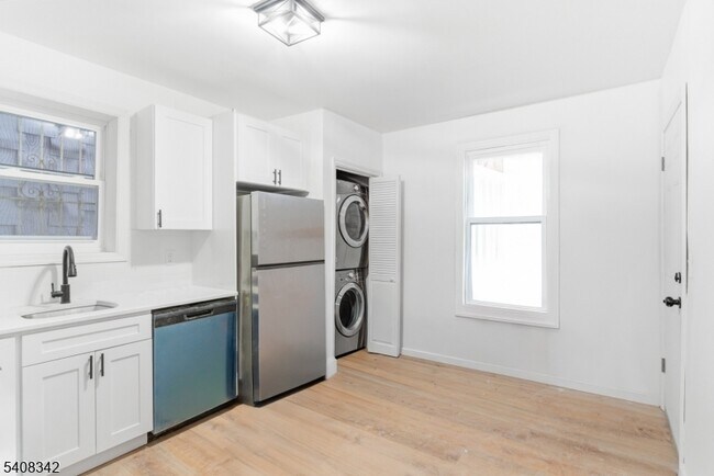 Building Photo - 528 S 13th St