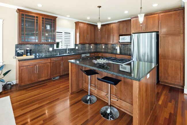 Building Photo - Gorgeous Big Ravenna Home in Seattle