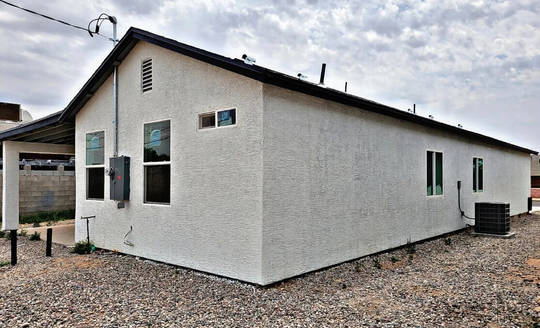 Building Photo - 1112 E 4th St