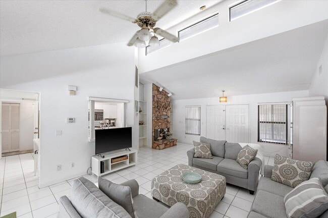 Building Photo - 901 Sandy Oaks Dr