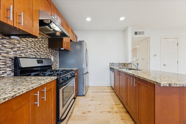 Building Photo - 2/1 Windsor Park Condo - Available Now!