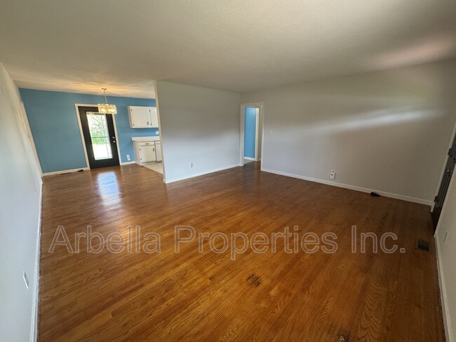 Building Photo - 1713 Seward Dr