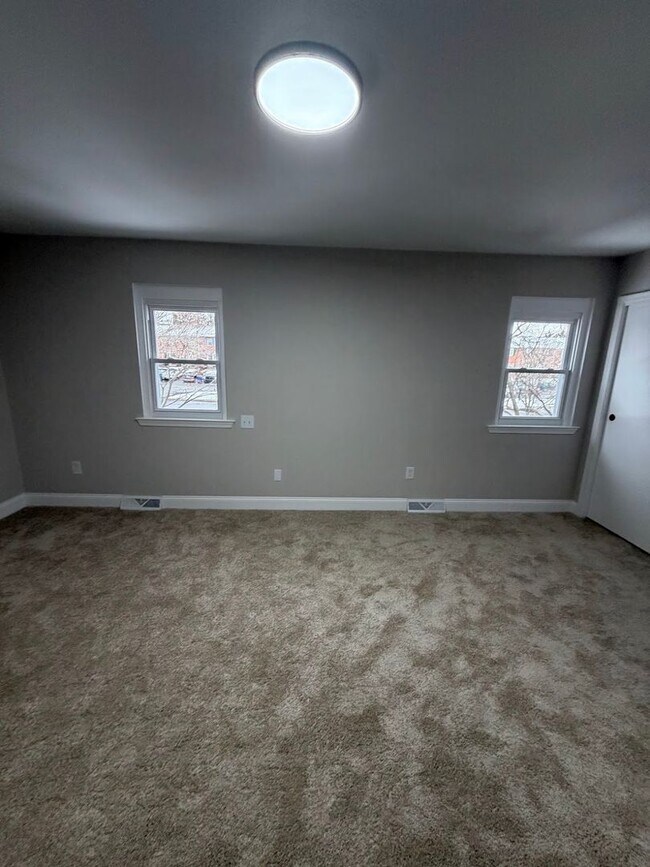 Building Photo - 3 Bedroom Townhouse