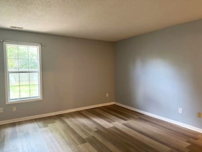 Building Photo - Adorable Duplex