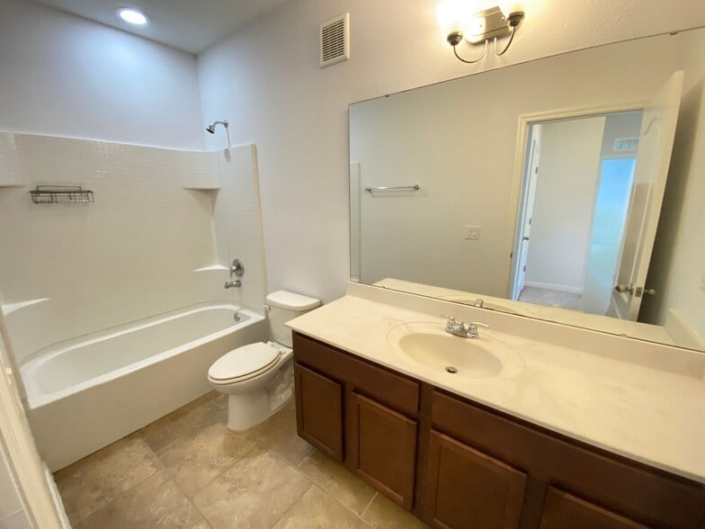 Building Photo - 3 Bedroom / 2.5 Bath / 2 Car Garage Townho...