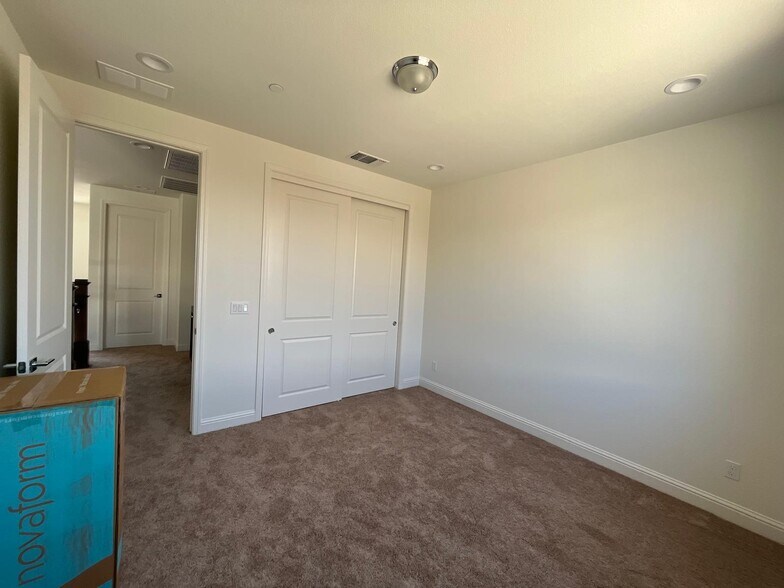 Building Photo - 499 Russell Way