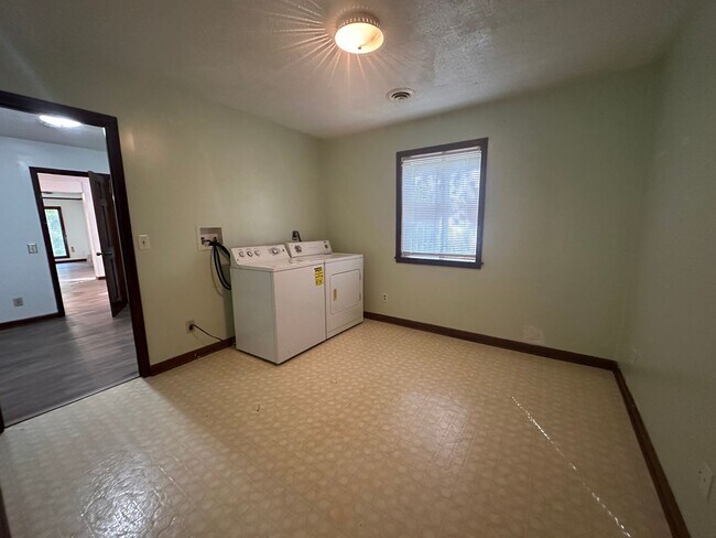 Building Photo - 6 BR 3 BA House in Colonial Hill Community