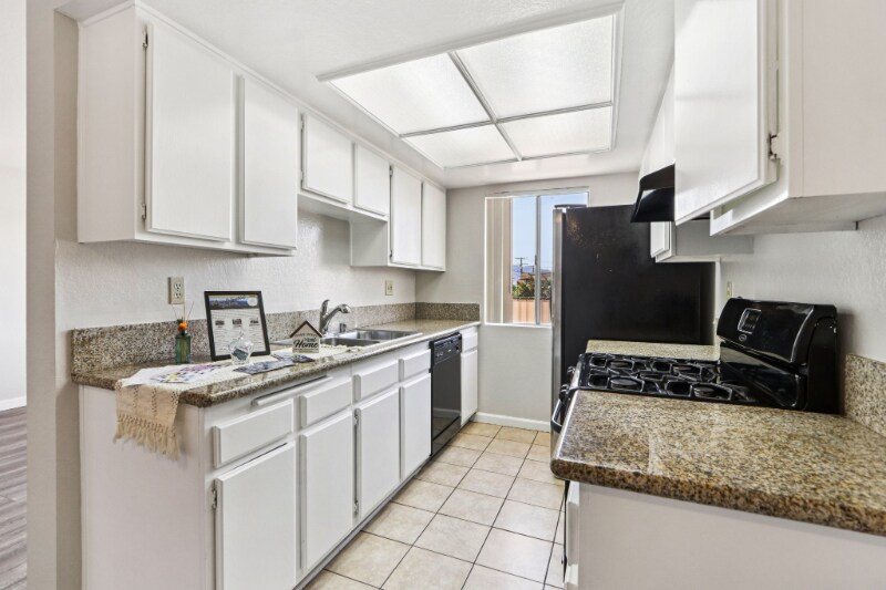 Building Photo - 700 E Cedar Ave