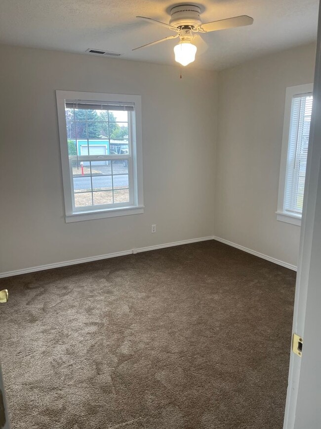 Building Photo - Comfortable 3-Bedroom Home with Huge Backy...