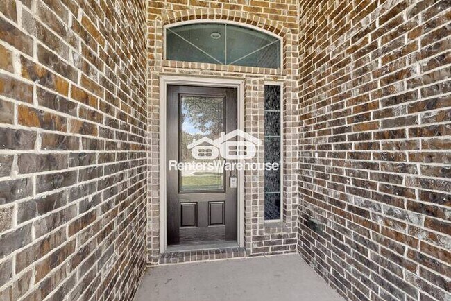 Building Photo - Great Location and Fully Refreshed Move In...
