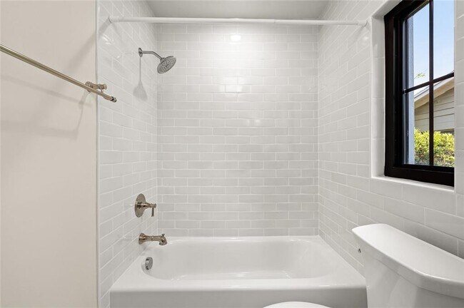 Building Photo - 648 Fitzwalter Dr