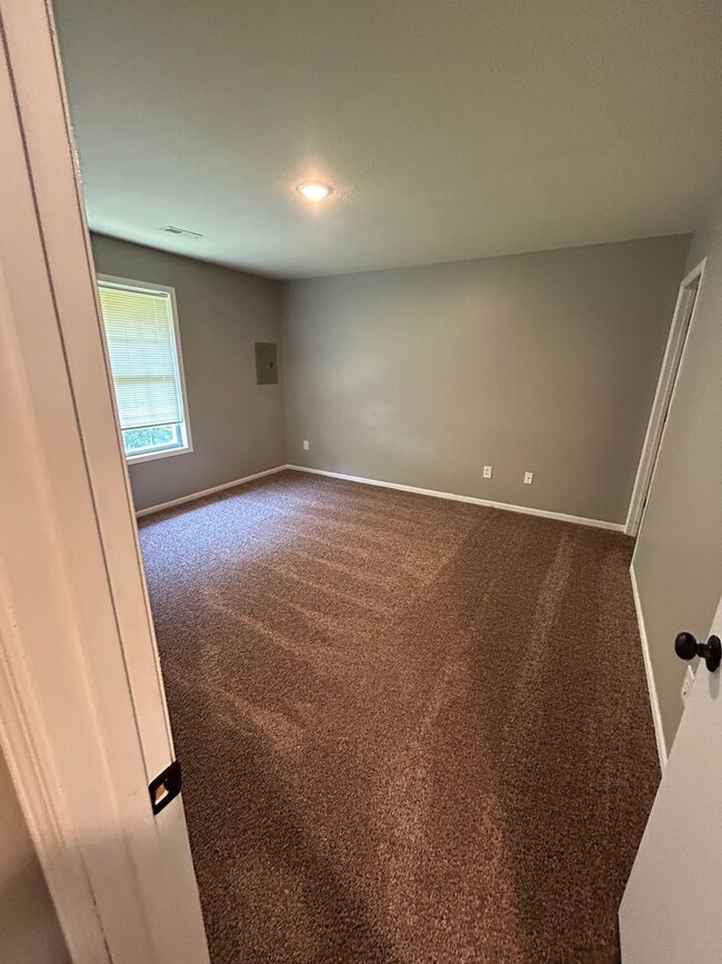 Building Photo - 2650 E Oakbrook Dr