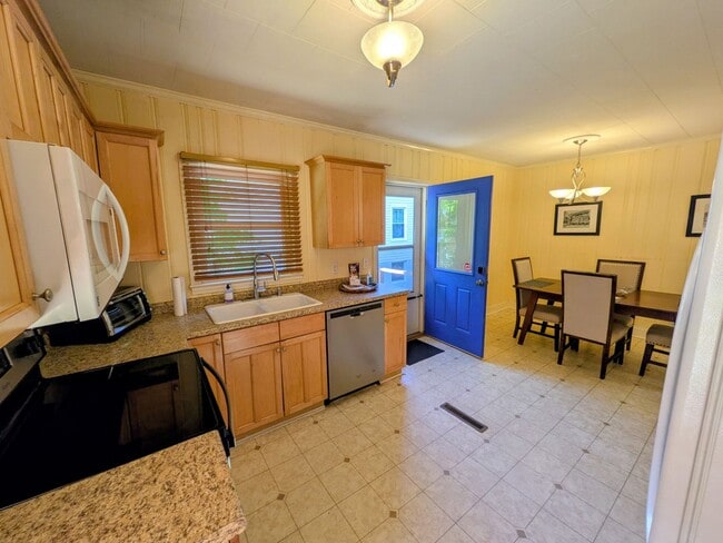 Building Photo - 1126 Martin St