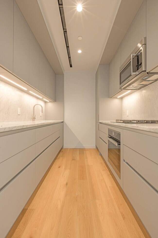 Building Photo - 547 W 47th St