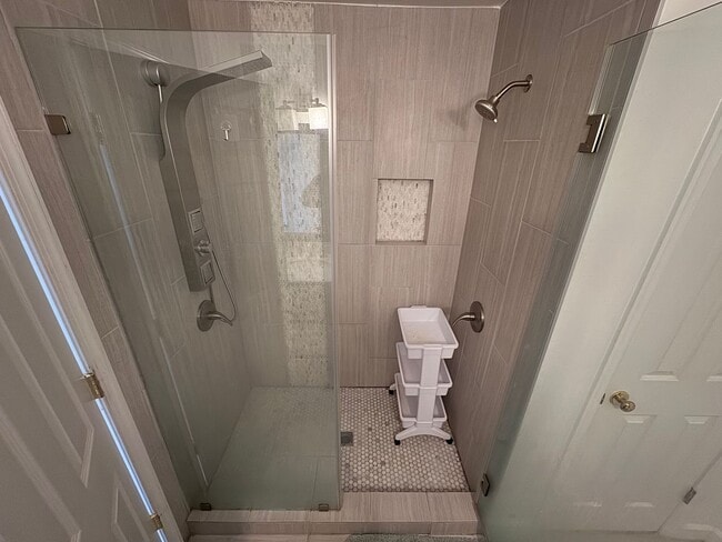 Building Photo - Beautiful 2 Bed 2 Bath End-Unit Townhome I...