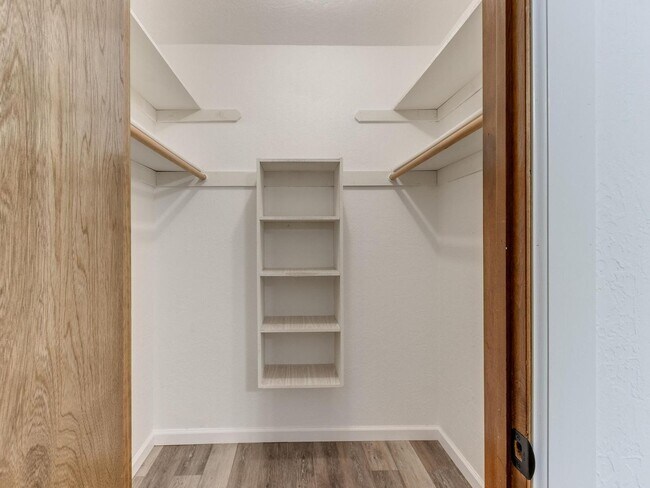 Building Photo - Beautiful 3bed/2bath Townhome Available in...