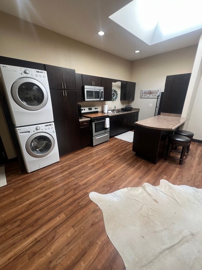 Building Photo - Downtown Condos AirBnb